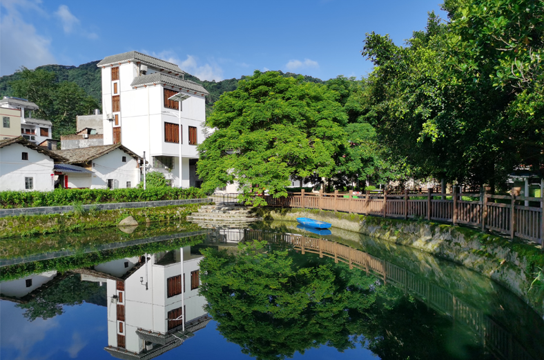 從化南平村是“中國美麗休閑鄉(xiāng)村”，水塘生態(tài)修復示范項目，通過小微水體整治工程，優(yōu)化農村人居環(huán)境，擦亮農村“顏值”，打造區(qū)域鄉(xiāng)村水塘治理的典范。